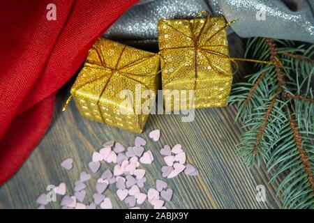 Festliche Weihnachten Hintergrund mit goldenen Geschenk und Kiefer Zweig, bunt Rot Drapieren und verschiedene Dekorationen Stockfoto