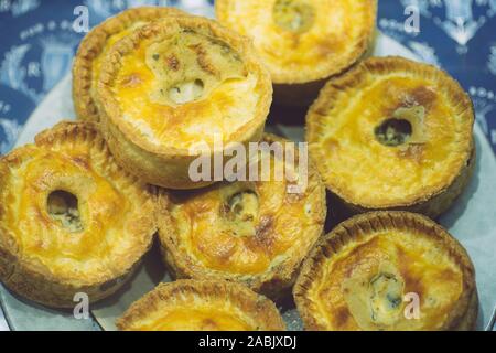 Quiche Torten. Mini Quiche Pasteten, gefüllt mit Fleisch und Gemüse. Stockfoto