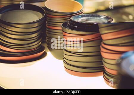 Umweltfreundliche Fast-Food-Platten. Gerichte für Restaurants und Street Food aus recyceltem Kunststoff und Holz. Stockfoto