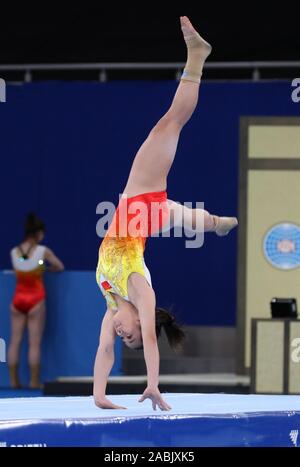 Tokio, Japan. 28 Nov, 2019. Huang Jingyi von China konkurriert während der Frauen Tumbling Qualifikationen auf der 34 Abb. Trampolin Turn-WM in Tokio, Japan, November 28, 2019. Credit: Du Xiaoyi/Xinhua/Alamy leben Nachrichten Stockfoto