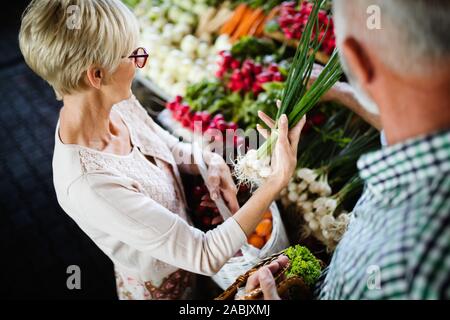 Reifen shopping Paar mit Korb auf dem Markt. Gesunde Ernährung. Stockfoto