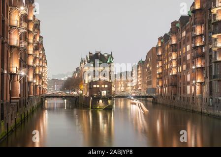 Deutschland, Hamburg - November 26, 2019: Wasserschloss Wasserschloss in der historischen Speicherstadt von Hamburg Stockfoto