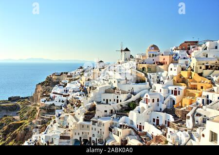 Schlüsselwörter: Santorini, Griechenland, Oia, Insel, Griechisch, Village, Reisen, Meer, Stadt, Architektur, wunderschönen, Himmel, Weiß, Natur, Sommer, Landschaft, Tourismus, Stockfoto