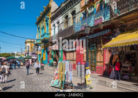 BUENOS AIRES, ARGENTINIEN, April, 16, 2019: Das farbenfrohe Viertel von La Boca in Buenos Aires, Argentinien, Südamerika. Stockfoto