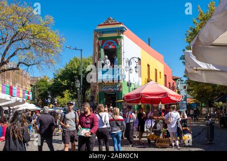 BUENOS AIRES, ARGENTINIEN, April, 16, 2019: Das farbenfrohe Viertel von La Boca in Buenos Aires, Argentinien, Südamerika. Stockfoto