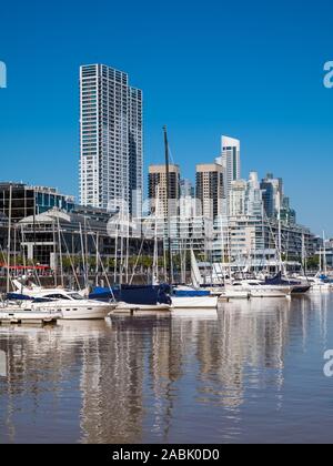 BUENOS AIRES, ARGENTINIEN, APRIL 20, 2019: Das Waterfront (Puerto Madero in Buenos Aires, Argentinien, Südamerika. Stockfoto