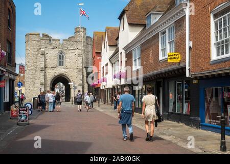 CANTERBURY, Großbritannien, Juli, 11, 2019: Westgate erfüllt die hohen Straße im historischen Stadtzentrum von Canterbury, Kent. Stockfoto