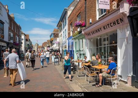 CANTERBURY, Großbritannien, Juli, 11, 2019: Der Hohe Straße im historischen Stadtzentrum von Canterbury, Kent. Stockfoto