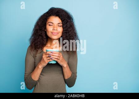 Portrait von charmanten positive afro-amerikanische Mädchen halten Tasse Tasse mit heißem Tee Geruch, Aroma Koffein trinken fühlen Stille verschleiß Stil Jumper Stockfoto