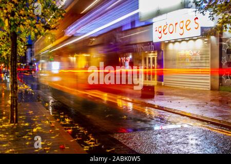 Preston, Lancashire. UK Wetter; 28. Nov, 2019. Ein weiterer verregneter Start in den Tag als Lkw bringen Waren zum Verkauf für die Verteilung an die Einzelhändler in Fishergate Stadtzentrum in Vorbereitung für den Schwarzen Freitag. Credit: MediaWorldImages/AlamyLiveNews Stockfoto