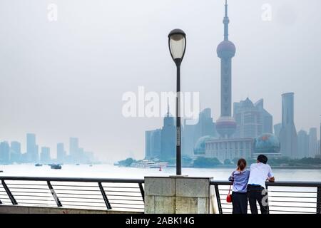 SHANGHAI, China - Juni 5, 2018: Ein dicker Nebel von Shanghai Smog hängt über die Hochhäuser von Pudong. Stockfoto