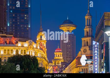 SHANGHAI, China - Juni 8, 2018: Die Skyline von Shanghai, China, entlang der Nanjing Road East. Stockfoto