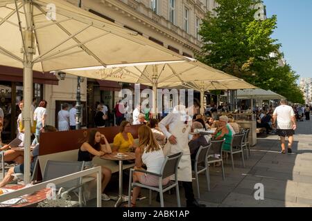 Wien, ÖSTERREICH, August, 17, 2018: Cafe Sacher auf der Kärntner Straße in Wien, Österreich Stockfoto