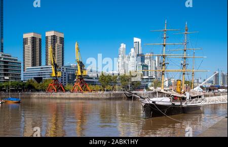 BUENOS AIRES, ARGENTINIEN, APRIL 20, 2019: Das Waterfront (Puerto Madero in Buenos Aires, Argentinien, Südamerika. Stockfoto