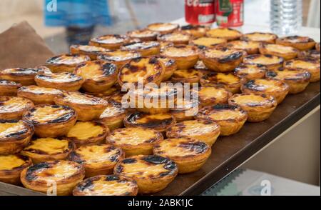 Ein Fach Nata, (Pastéis de Nata) eine köstliche portugiesische Custard tart. Stockfoto