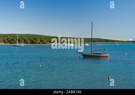 Einige Segelboote in der Bucht vor Anker an der Kroatischen Küste in der Nähe der Port des Osor, Der insel Losinj Stockfoto