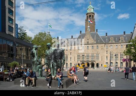 ROTTERDAM, Niederlande - 7 Juli, 2019: Menschen auf Stadhuisplein, Rotterdam mit dem Rathaus (Stadhuis) im Hintergrund. Stockfoto