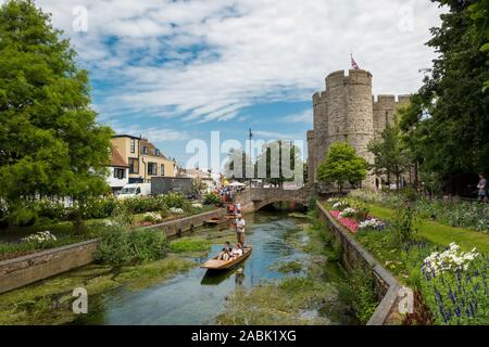 CANTERBURY, Großbritannien, Juli, 11, 2019: Touristen genießen einen Stocherkahn fahren am Fluss Stour, wie es fließt durch Westgate Gärten, Canterbury, Kent, Großbritannien Stockfoto