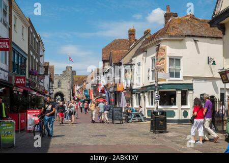 CANTERBURY, Großbritannien, Juli, 11, 2019: Die Hohe Straße in der historischen Innenstadt, Canterbury, Kent. Stockfoto