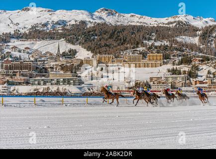 White Turf Pferderennen vor St. Moritz Dorf, Schweiz Stockfoto