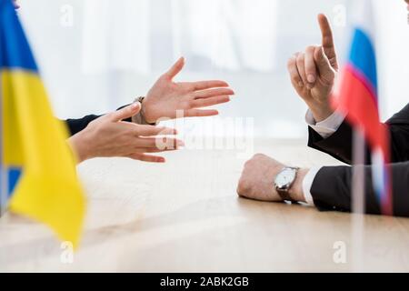 Selektiver Fokus der Botschafter Gestik, die in der Nähe der Ukrainischen und Russischen Flaggen Stockfoto