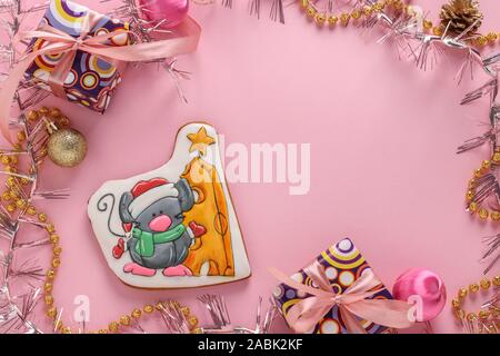 Lebkuchen Maus, geschenke weihnachten oder Noel Urlaub, Frohes Neues Jahr, rosa Hintergrund, Kopieren Raum Stockfoto