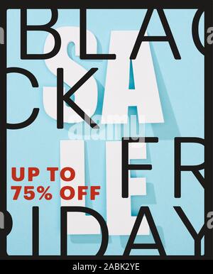Blick von oben auf die weiße Verkauf Schrift auf blauem Hintergrund mit schwarzer Freitag, bis zu 75 Prozent Abbildung Stockfoto