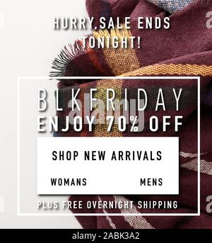 Blick von oben auf die Burgunder wolle Tartan Schal auf weißem Hintergrund mit schwarzen Freitag, Abbildung Stockfoto