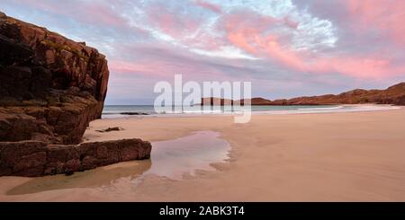 Oldshoremore Bay in der Nähe von Kinlochbervie, Sutherland, Highland, Schottland. Bei Sonnenaufgang Stockfoto