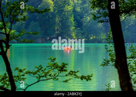 Nicht identifizierte Ruderer in einem Boot in Savsat Karagol Naturpark im Schwarzen Meer Region. Stockfoto