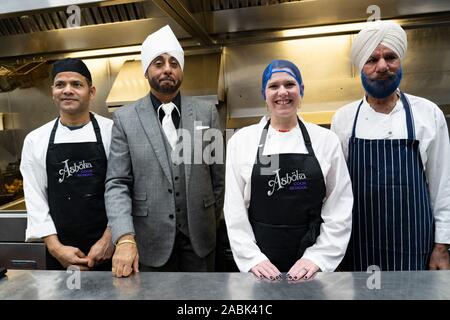 Bearsden, Schottland, Großbritannien. 27. November 2019. Liberaldemokraten Jo Swinson besucht die Ashoka Restaurant Küche und wird Kochkurse von den Köchen. Sie warnte über die Bedrohung Brexit für kleine und mittlere Unternehmen darstellt. Iain Masterton/Alamy Leben Nachrichten. Stockfoto