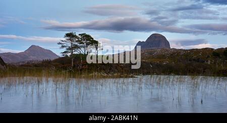 Suilven und Canisp vom Loch, in der Nähe von Druim Suardalain Lochinver, Assynt, Sutherland, Highland, Schottland Stockfoto