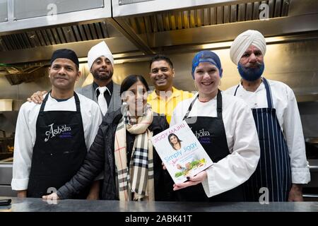 Bearsden, Schottland, Großbritannien. 27. November 2019. Liberaldemokraten Jo Swinson besucht die Ashoka Restaurant Küche und wird Kochkurse von den Köchen. Sie warnte über die Bedrohung Brexit für kleine und mittlere Unternehmen darstellt. Iain Masterton/Alamy Leben Nachrichten. Stockfoto