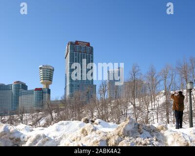 Tourist, Foto von Embassy Suites Niagara Falls Hotel im Winter, Niagara, Ontario, Kanada Stockfoto