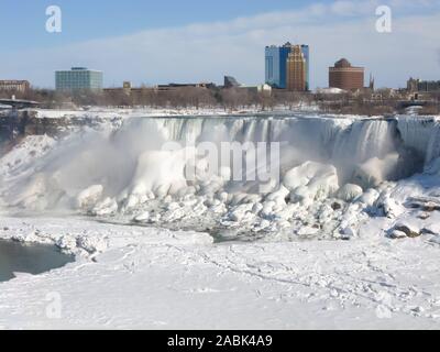 Niagara River mit amerikanischen fällt im Winter, Ontario, Kanada Stockfoto