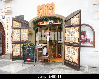 Vor Shop und Cafe Verkauf von Süßigkeiten, Snacks und Getränke in der kleinen Stadt in der Nähe von Vrtbovska Zahrada, Prag Stockfoto