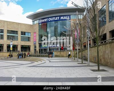 Die Lowry Outlet Mall auf dem Lowry Plaza, den Quays, Salford, Manchester, England, Großbritannien Stockfoto