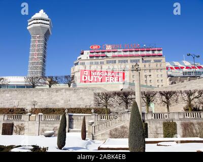 Crowne Plaza Hotel, Casino und duty free Zeichen auf der kanadischen Seite der Niagara Falls, Ontario Stockfoto