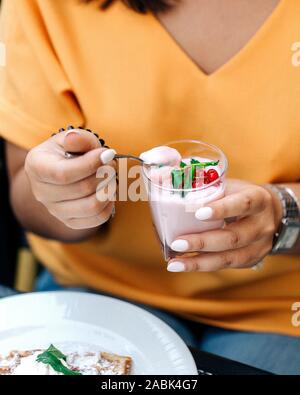Obst Joghurt im Glas serviert. Stockfoto