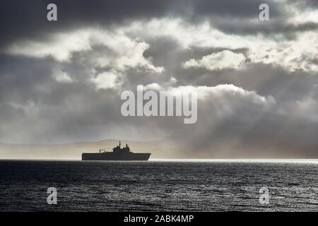 Das französische Schiff Tonnerre der Marine Nationale, ein amphibisches Hubschrauber Carrier. Im Vereinigten Königreich - Französisch Übung Griffin Streik in der Gruinard Bay Stockfoto