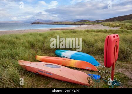 Kajaks in den Dünen an der Mellon Udrigle Strand, Gruinard Bay, Wester Ross, Highland, Schottland Stockfoto