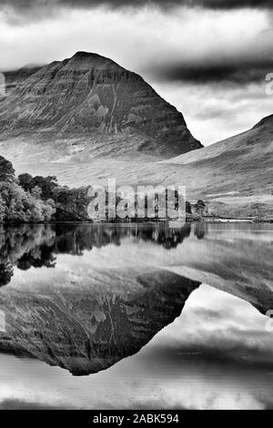 Liathach spiegelt sich im Loch Clair, Torridon, Wester Ross, Highland, Schottland. Schwarz und Weiß. Stockfoto