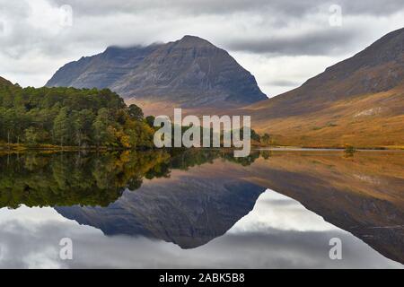 Gipfelns spiegelt sich in Loch Clair, Torridon, Wester Ross, Highland, Schottland Stockfoto