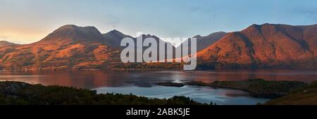 Beinn Alligin über obere Loch Torridon, Torridon, Wester Ross, Highland, Schottland. Panorama Stockfoto