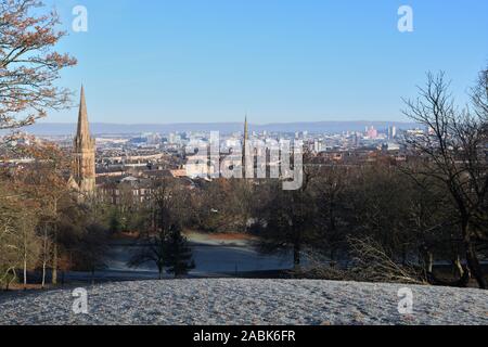 Ein Blick von der Queen's Park in der Stadt Glasgow an einem sonnigen Morgen unter dem Gefrierpunkt in Schottland, Großbritannien, Europa Stockfoto