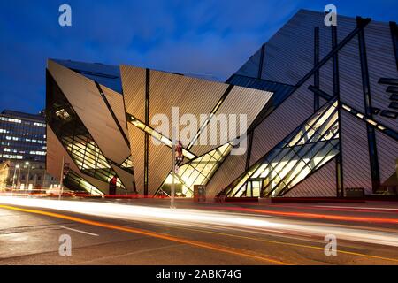 Editorial: TORONTO - 27. August: Das Royal Ontario Museum in der Nacht auf den 27. August, 2015 in Toronto, Kanada. Die umstrittene Fassade des ROM wurde Desig Stockfoto