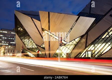 Editorial: TORONTO - 27. August: Das Royal Ontario Museum in der Nacht auf den 27. August, 2015 in Toronto, Kanada. Die umstrittene Fassade des ROM wurde Desig Stockfoto