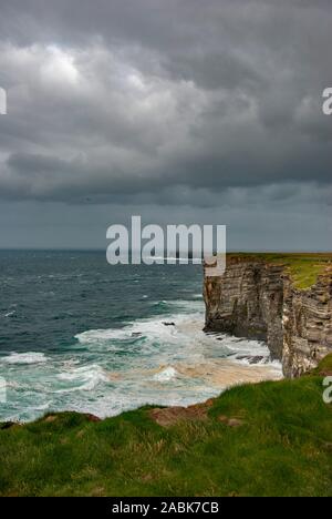 Sturmwolken über Weiße schwankenden Atlantik auf Marwick Kopf Klippen Festland den Orkney Inseln Schottland United Kingdom Landschaft Seascape Stockfoto