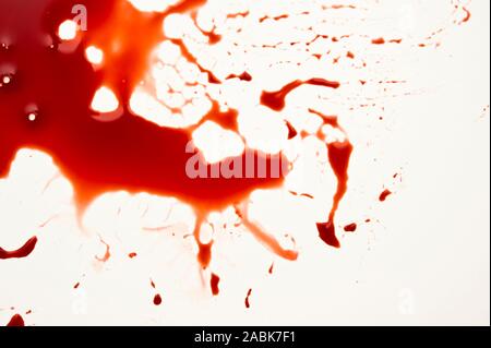 Blut Spritzer und Tropfen isoliert Stockfoto