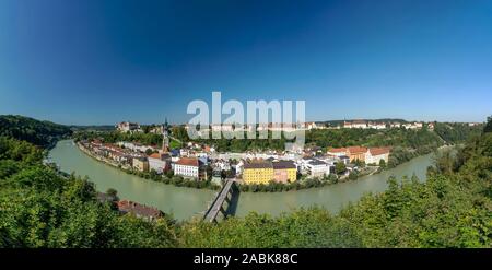 Die Altstadt von Burghausen mit Burg Burghausen die längste Burg Europas. Altötting, Oberbayern, Deutschland Stockfoto